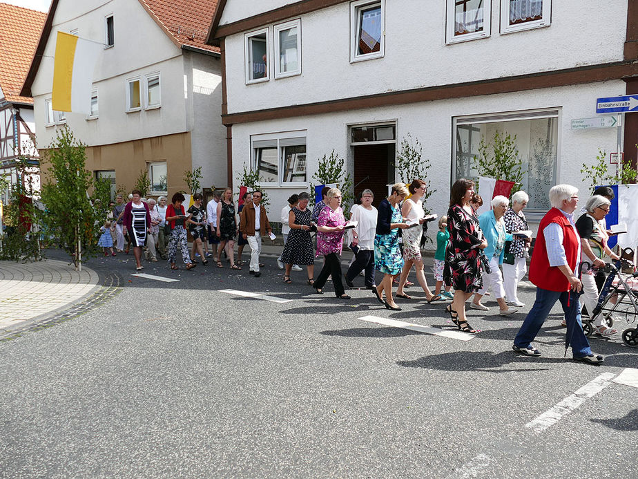 Fronleichnamsprozession durch die Straßen von Naumburg (Foto: Karl-Franz Thiede)